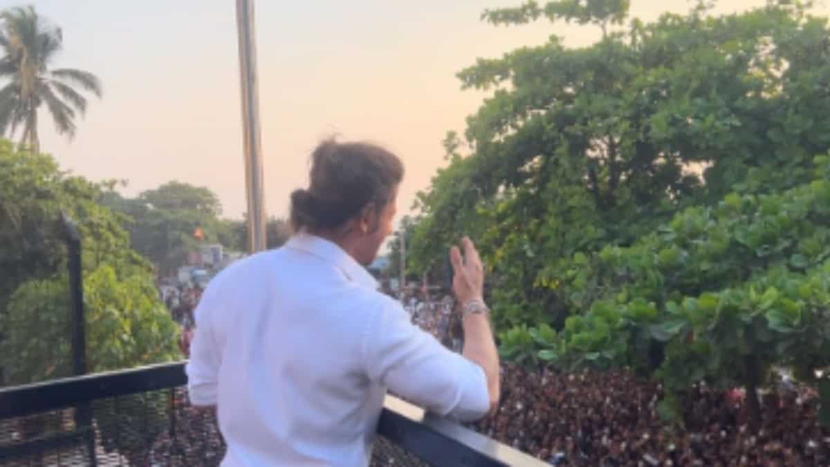 Shah Rukh Khan finally greets mob gathered outside Mannat to see him on ...