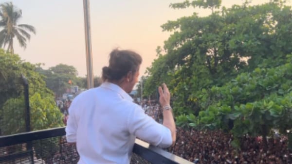 Shah Rukh Khan finally greets mob gathered outside Mannat to see him on Eid, this time without AbRam – Watch