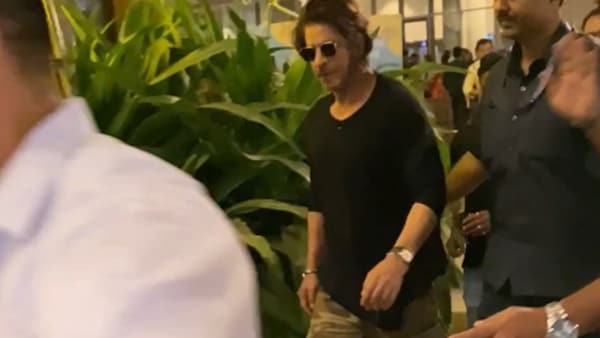 Shah Rukh Khan wins netizens over again by greeting fans at Mumbai airport, heading for Farah Khan’s party without Ed Sheeran?