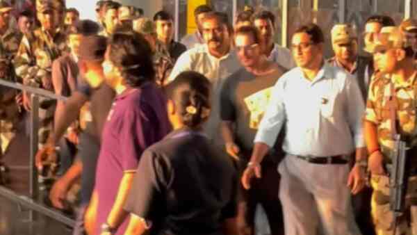 Shah Rukh Khan’s security has been beefed up after Salman Khan house firing, his video from Kolkata airport is proof of that