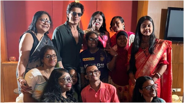 Shah Rukh Khan meets acid attack survivors in Kolkata; fans hail his humanitarian gesture