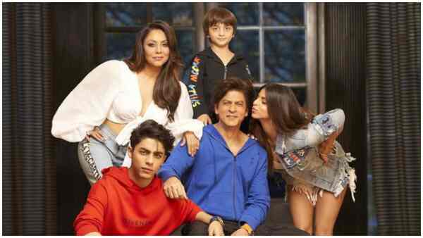 Gauri Khan shares a perfect family picture, Suhana's kiss for dad Shah Rukh Khan steals the frame