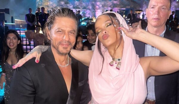 The internet can't stop talking about Shah Rukh Khan’s picture with Rihanna! Here's why...