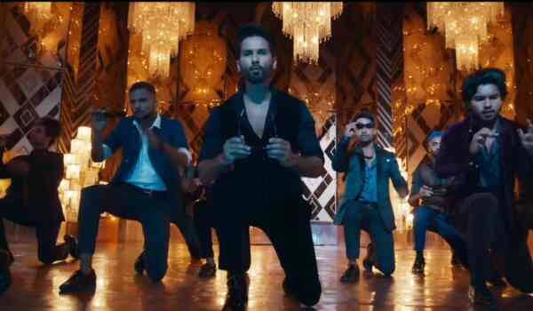 Teri Baaton Mein Uljha Jiya - Shahid Kapoor showcases ‘killer moves’ in Laal Peeli Akhiyaan song teaser