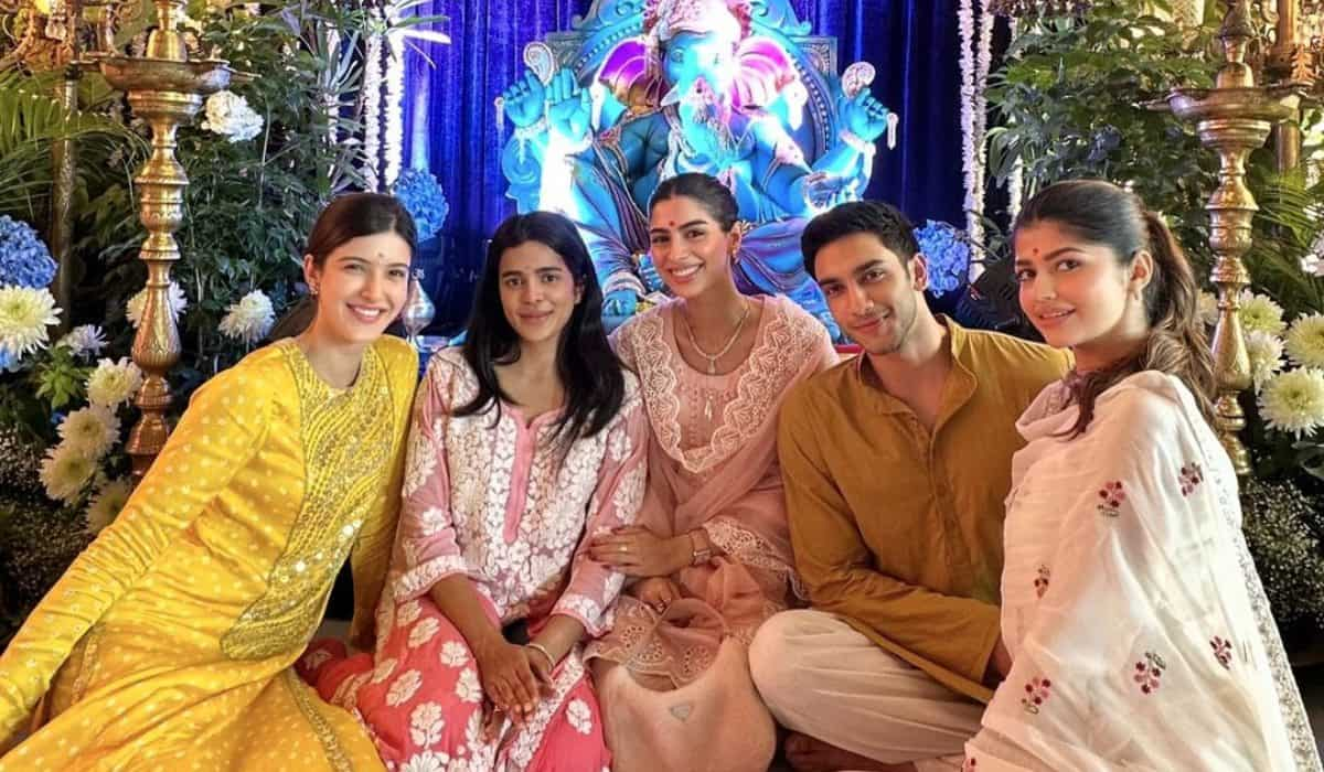 https://www.mobilemasala.com/film-gossip/Khushi-Kapoor-is-all-smiles-as-she-celebrates-Ganesh-Chaturthi-with-rumored-beau-Vedang-Raina-See-pics-i297379