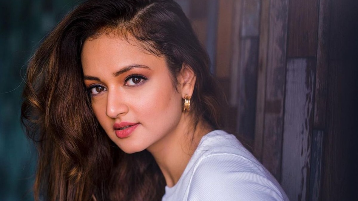 When Shanvi Srivastava got her co-star Sharad Kelkar to wish her Kannada fans in Kannada