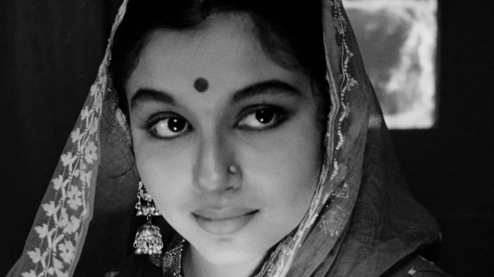 https://www.mobilemasala.com/film-gossip/This-was-Sharmila-Tagores-remuneration-in-her-debut-in-Satyajit-Rays-Apur-Sansar-i229784