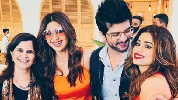 Raqesh looks to Shamita adoringly