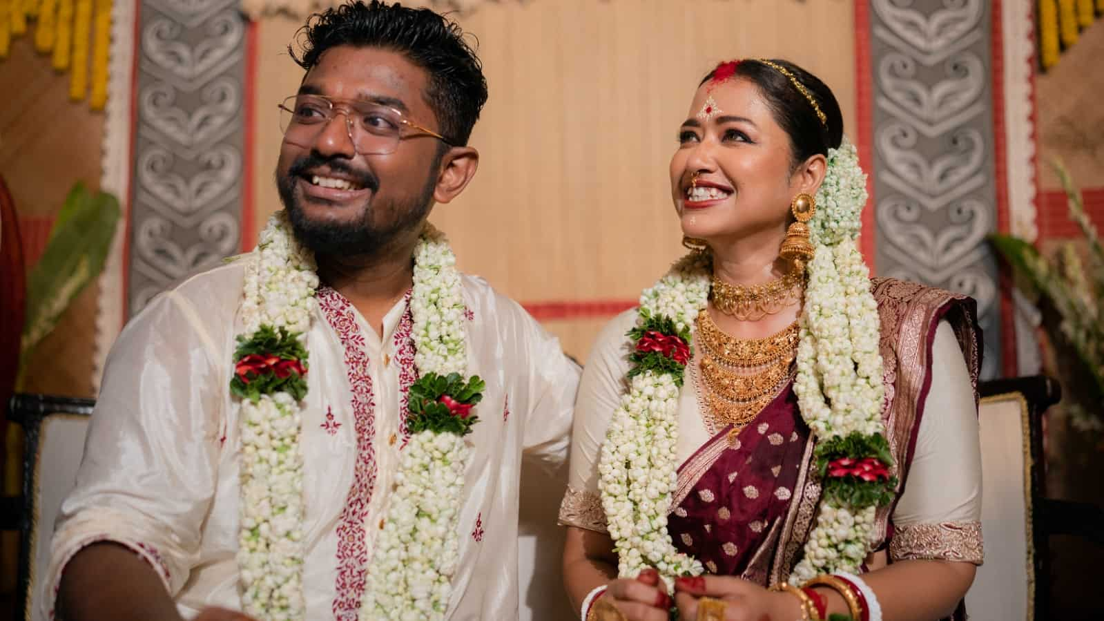 https://www.mobilemasala.com/film-gossip/Sohini-Sarkar-and-Shovan-Ganguly-tie-the-knot-SEE-PICS-i281235