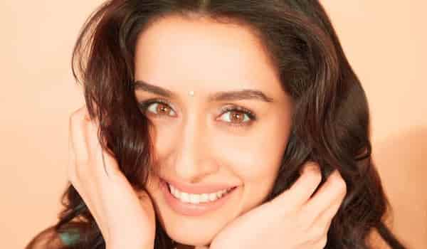 Watch: Shraddha Kapoor dancing to ‘Show Me The Thumka’ from her film ‘Tu Jhoothi Main Makkaar’ at the airport with a fan!