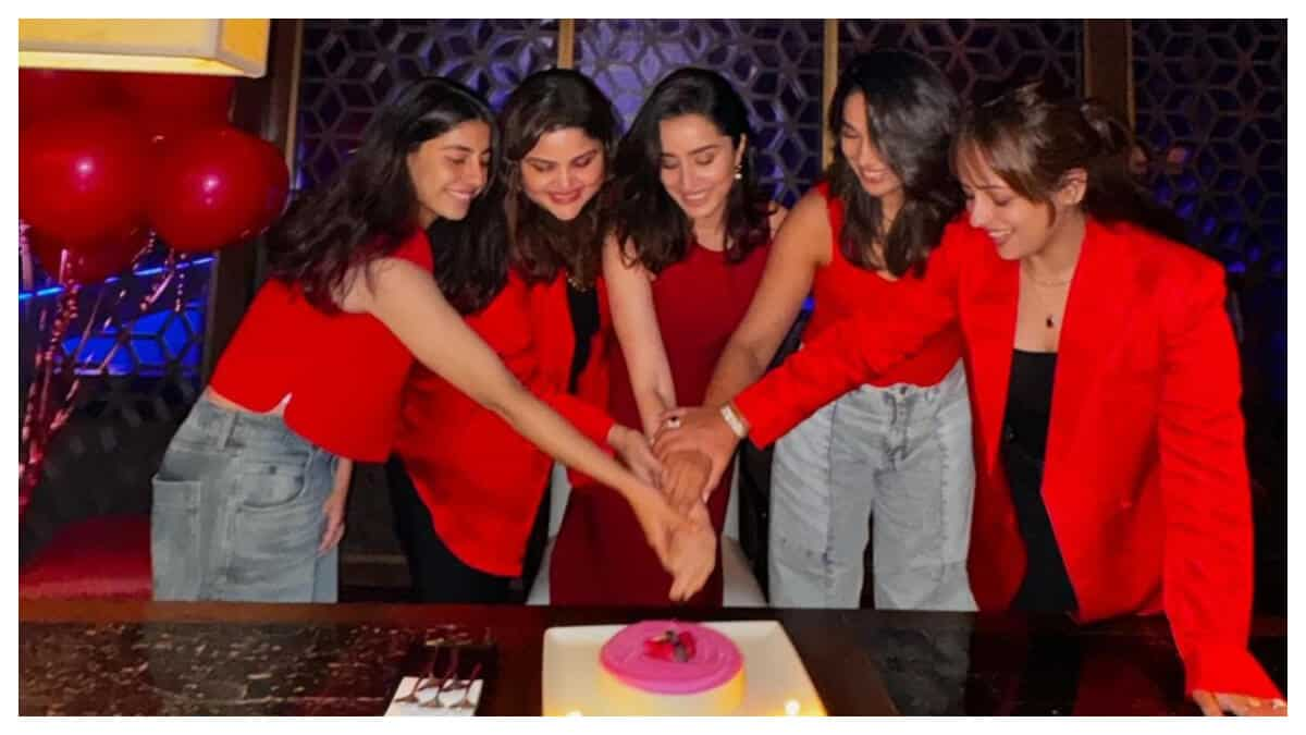 Shraddha Kapoor's Stree 2 enters 600 crore club; actress celebrates with her 'Strees' | PICS