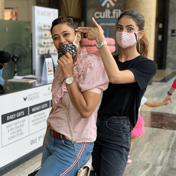 Shweta and Palak Tiwari goofing around on the streets together
