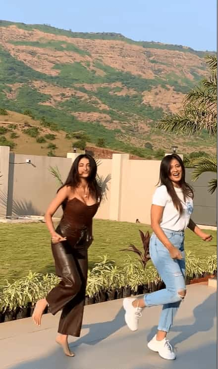 Shweta Tiwari and Palak Tiwari grooving to 'Bijlee Bijlee'