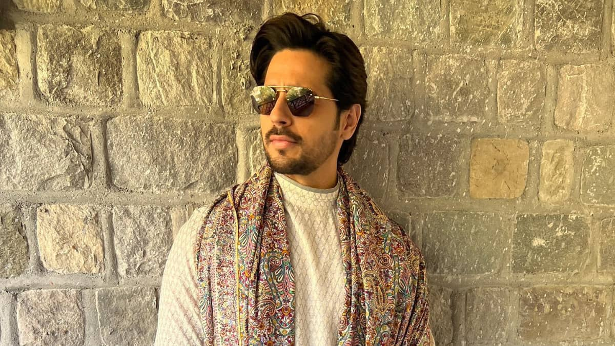 Handsome Hunk: Sidharth Malhotra Looks Perfectly Boyfriend Material In  These Sunglasses