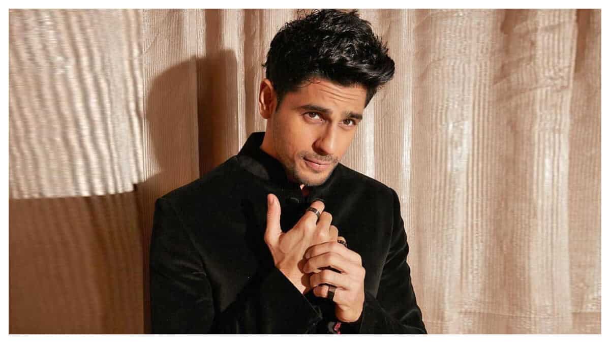 https://www.mobilemasala.com/film-gossip/Sidharth-Malhotra-reveals-his-first-pay-cheque-the-actors-salary-for-ad-shoot-will-leave-you-shocked-i225661