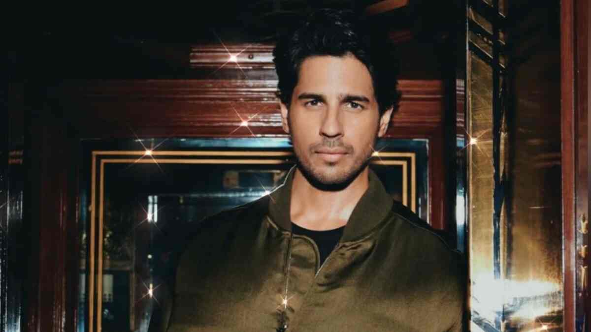 'Yodha' Sidharth Malhotra greets fans at India Gate during shoot