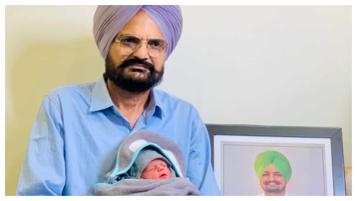 https://www.mobilemasala.com/film-gossip/Sidhu-Moosewalas-parents-welcome-baby-boy-father-Sardar-Balkaur-Sidhu-shares-photo-i224465