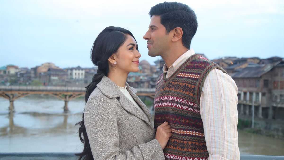 Dulquer Salmaan, Mrunal Thakur's Sita Ramam continues its dream run at the box office, earns 65 crore