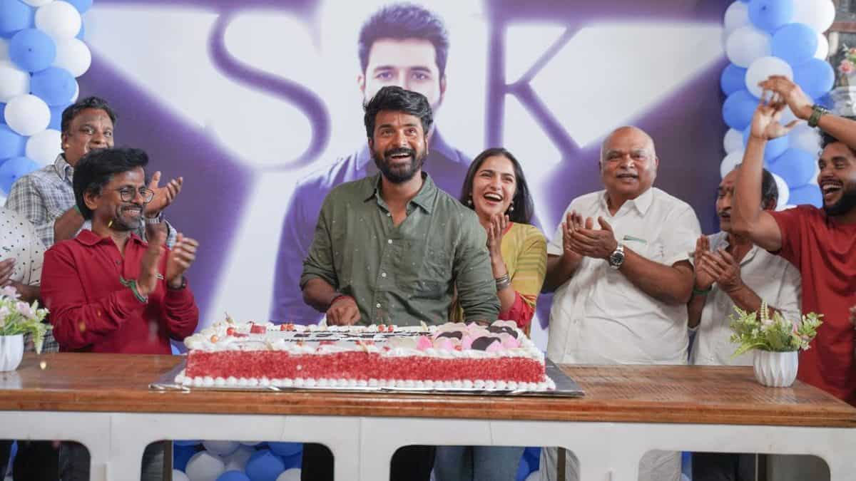 https://www.mobilemasala.com/film-gossip/Sivakarthikeyan-rings-in-birthday-with-Rukmini-Vasanth-R-Murugadoss-on-23-sets-Good-video-i216038