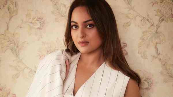 Sonakshi Sinha bestows ‘award’ upon Anil Kapoor and Raveena Tandon for aging backwards