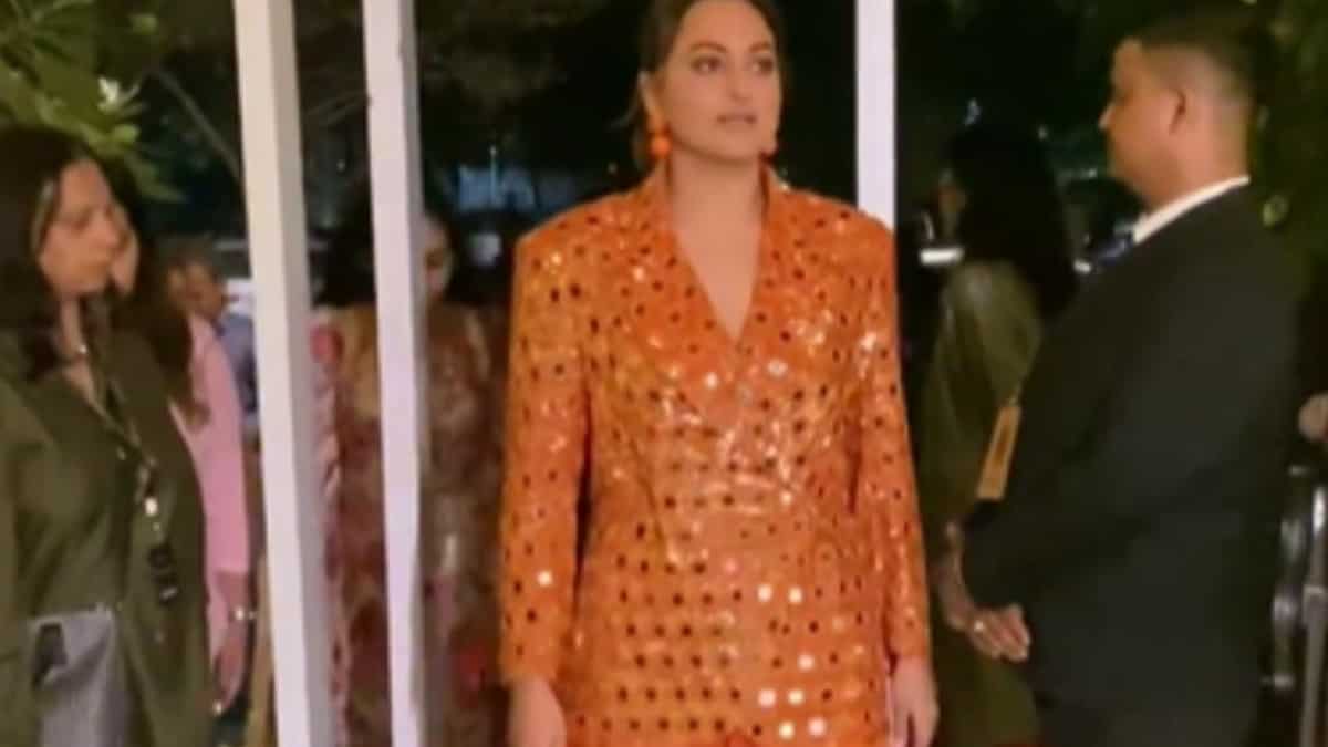 https://www.mobilemasala.com/film-gossip/Sonakshi-Sinhas-gesture-towards-pregnant-Richa-Chadha-is-sure-to-win-the-internet-over-i227567