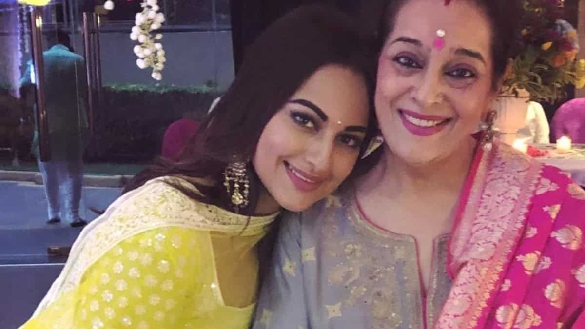 No, Sonakshi Sinha did NOT wear Poonam Sinha’s saree at her wedding with Zaheer Iqbal – Proof