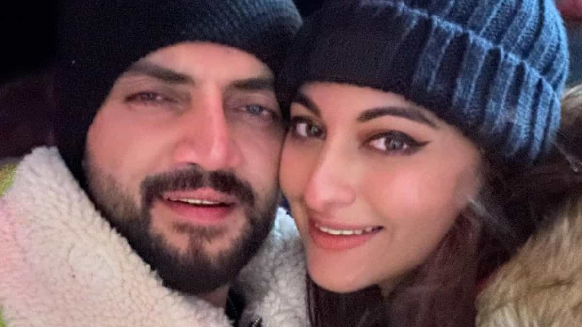 https://www.mobilemasala.com/film-gossip/Sonakshi-Sinha-Zaheer-Iqbal-to-get-married-on-June-23-5-times-the-couple-almost-confirmed-being-a-couple-i271267