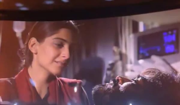 Sonam Kapoor and Dhanush in Raanjhanaa