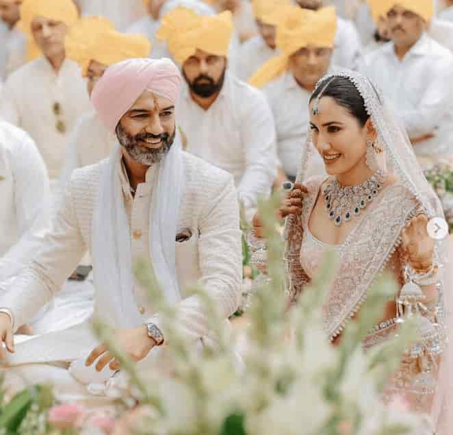 Pyaar Ka Punchnama fame Sonnalli Seygall shares stunning wedding photos; Kartik Aaryan, Mandira Bedi and others attend