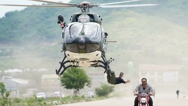 Akshay Kumar getting reviews for high-octane Jayan stunt in Sooryavanshi, Amitabh Bachchan warns the actor