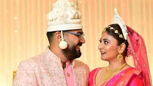 Sandipta Sen aces the wedding fashion game in Fuschia Banarasi and her choice of footwear