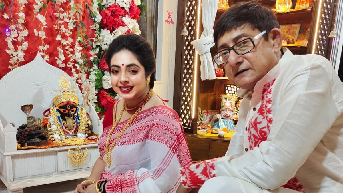 Kanchan Mullick and Sreemoyee Chattaraj celebrate Kali Puja together