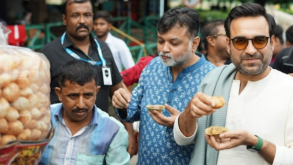 Srijit Mukherji and Pankaj Tripathi are spotted enjoying phuchka in Kolkata