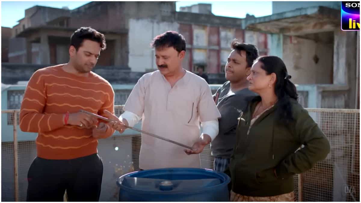 https://www.mobilemasala.com/movies/Jameel-Khan-Geetanjali-Kulkarnis-Gullak-4-comes-back-with-a-mix-of-new-flavours-and-tadka-of-nostalgia-in-its-beautiful-dish-Read-on-i271083