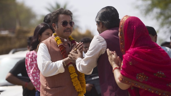 Panchayat season 4 meme fest begins! Jitendra Kumar-Neena Gupta's show introduces new dance step, lauki-ganna go to war