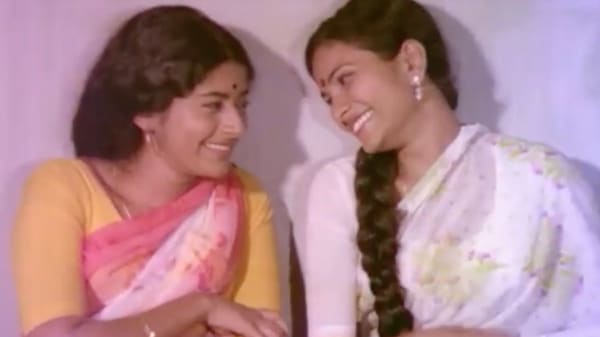 Still from Shalini Ente Koottukari. YouTube screengrab.