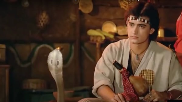 Still from Tum Mere Ho featuring Aamir Khan's Shiva in conversation with his snake buddy Nagraj. YouTube screengrab.
