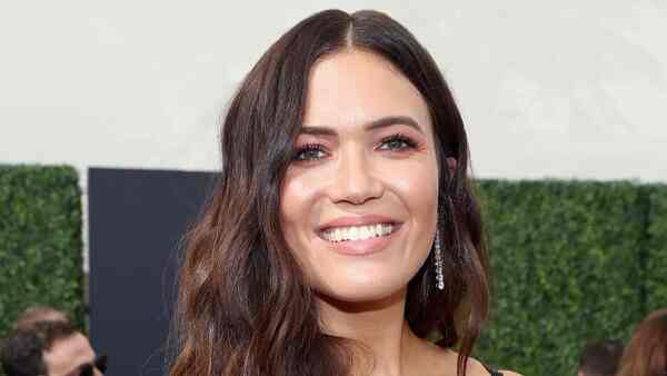 This Is Us star Mandy Moore expresses her desire to direct the blockbuster series