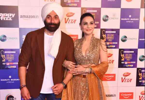 Sunny Deol and Ameesha Patel at a film awards function