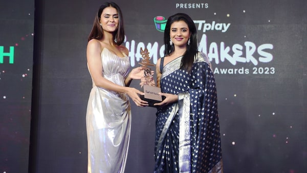 Aishwarya receives the Inspiring Performer of the Year (Female) award