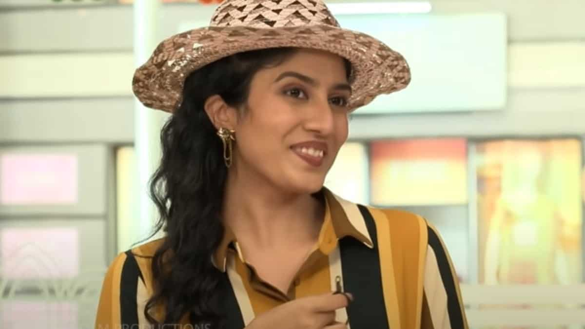 https://www.mobilemasala.com/tv-live/Taarak-Mehta-Ka-Original-Chashmah-Episode-4208-Recap-Bawri-is-the-celebrity-in-Jethalals-store-The-stage-is-set-for-new-sonu-i305891