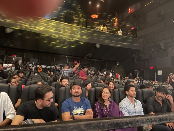 Team Laal Singh Chaddha at Sathyam Cinemas/Twitter