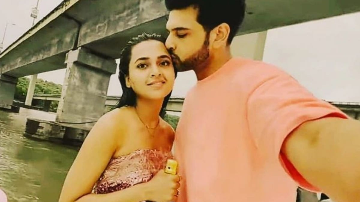 Tejasswi Prakash pretends to faint to prank beau Karan Kundrra, he gets FURIOUS with makes – watch