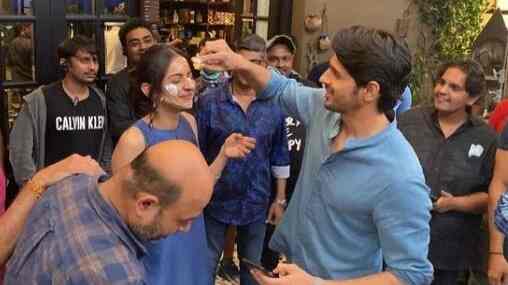 Pics and videos: Rakul Preet Singh celebrates her birthday rubbing her face with Sidharth Malhotra on Thank God sets