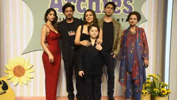 The Archies premiere - Shah Rukh Khan finally poses for the media with Suhana, Aryan, Gauri and a grown-up AbRam, Watch video