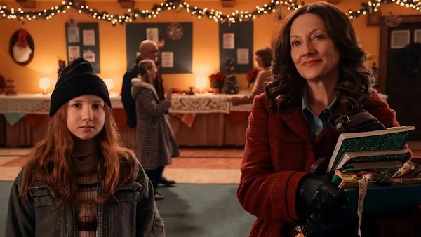 Beatrice Shneider and Judy Greer in The Best Christmas Pageant Ever