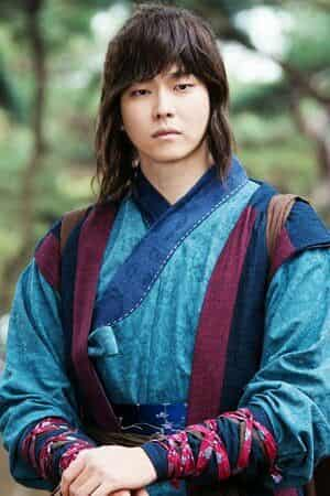 Yoon Kyun-sang as Hong Gil-dong in The Rebel