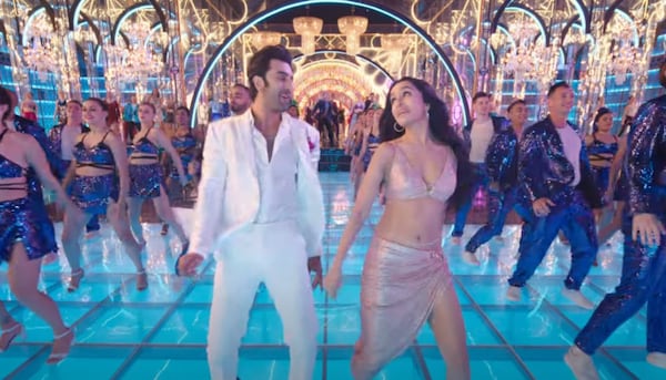 Tu Jhoothi Main Makkaar song Maine Pi Rakhi Hai: Shraddha Kapoor sets the stage on fire, mesmerizes Ranbir Kapoor