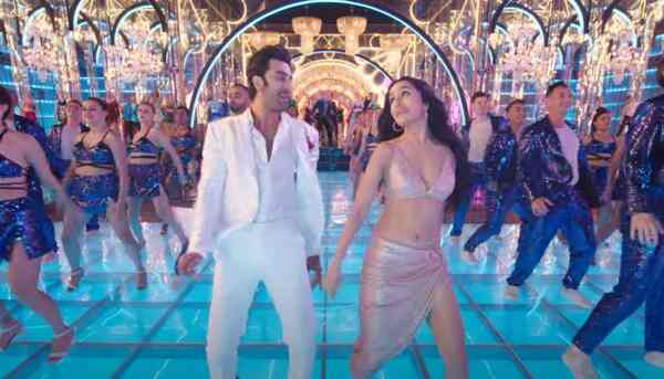 Tu Jhoothi Main Makkaar song Maine Pi Rakhi Hai: Shraddha Kapoor sets the stage on fire, mesmerizes Ranbir Kapoor