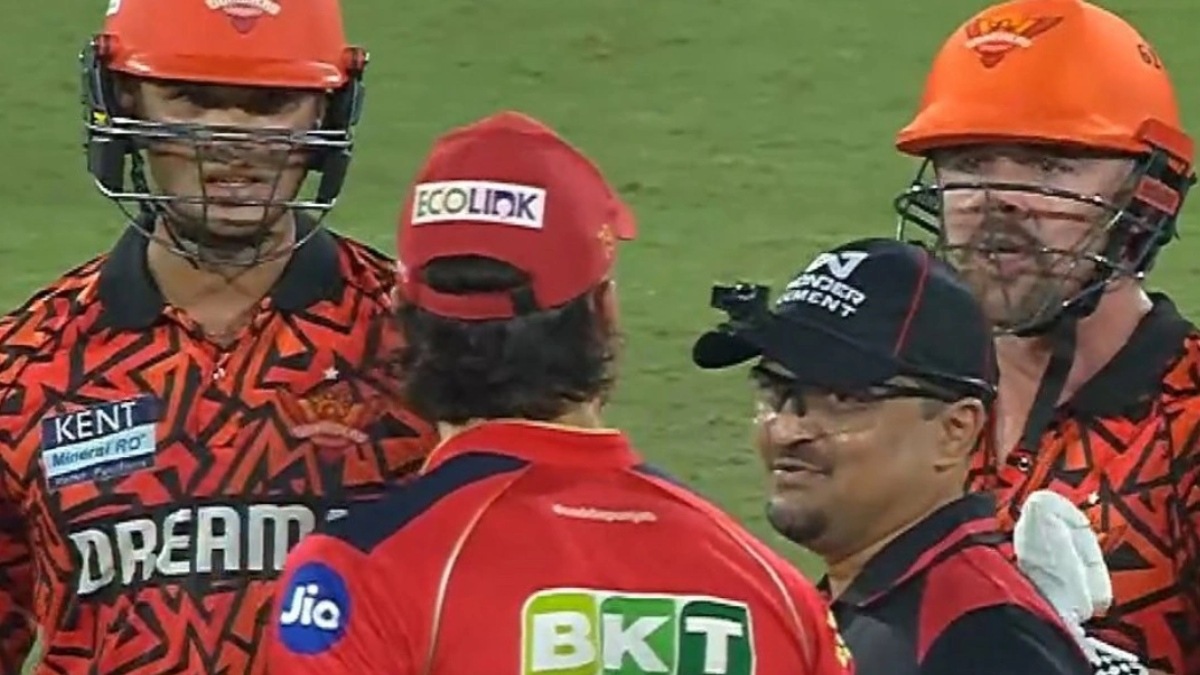 [Watch] Travis Head and Glenn Maxwell indulge in a verbal spat during SRH vs PBKS match in IPL 2025